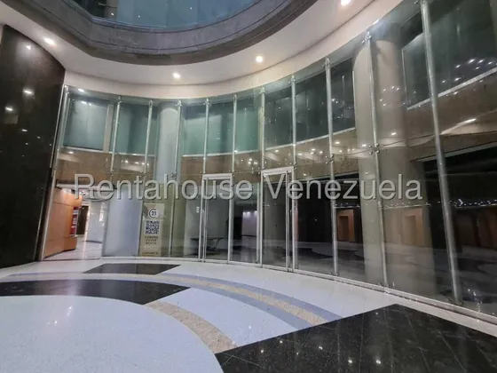 Local Comercial En Venta Inm San Jose De Tarbes En Obra Gris, Ideal Para Darle Acabados Exclusivos A Gusto Del Cliente. Esta Ubicado En Planta Baja Cercano A La Entrada Principal. Valencia 25-15671