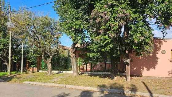Venta Casa 4 Ambientes En Claypole Con Pileta