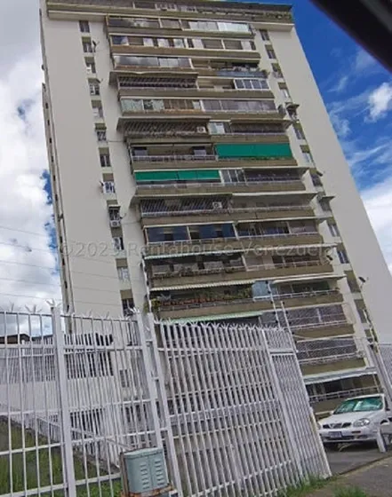 Bello Apartamento, Amplio Y Excelente Ubicación. 22-3491
