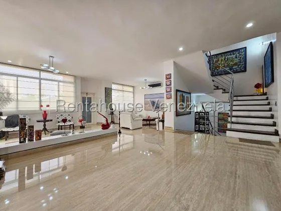 Casa / Tipo Townhouse / 4 Niveles /  Remodelada / Venta Santa Eduvigis Mls - 25-24048