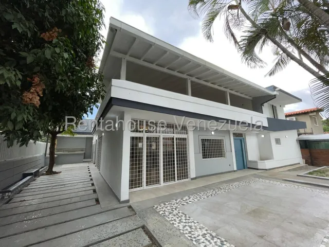 Casa En Alquiler Urbanizacion La Floresta. Vive En Un Oasis Dentro De La Ciudad,mun. Chacao,casa Recien Remodelada.gm