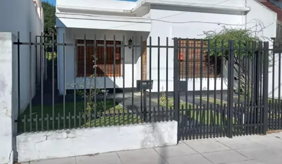Casa En Venta - 2 Dormitorios 1 Baño - Cochera - 433mts2 - Caseros