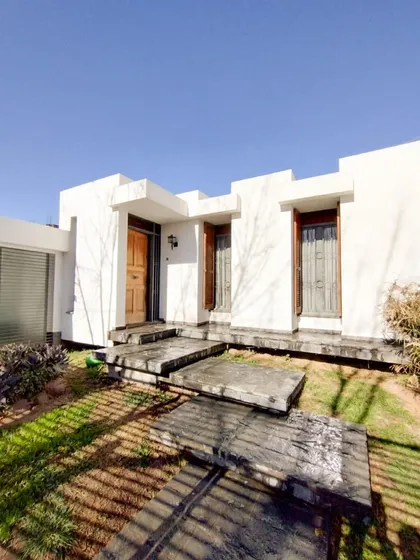 Encantadora Y Práctica Casa 1er Etapa Barrio Santa