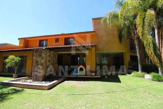 Arcada Alameda: Casa Con Amplios Espacios Y Excelente Distribución