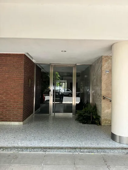 Departamento En Belgrano De Tres Ambientes Con Dependencias