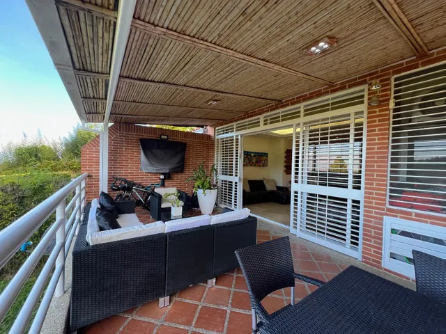 En Venta Apartamento Planta Baja Con Terraza Y Vista Al Avila En Oripoto, El Hatillo.