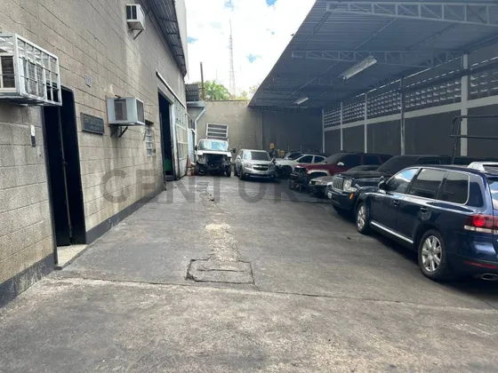 Urb. Industrial La Yaguara. Amplio Galpón En Venta