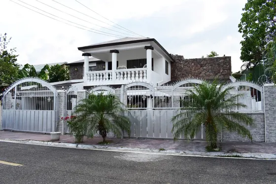 Venta Hermosa Casa En Santiago, Urbanización El Paraíso (hfc-234)