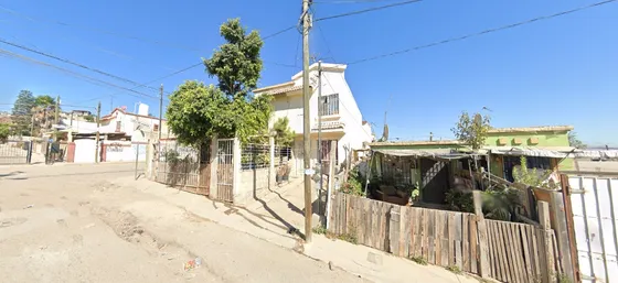 Remate De Casa En Urbivilla Tijuana Excelente Oportunidad De Inversion En Tranquilo Vecindario Sk15