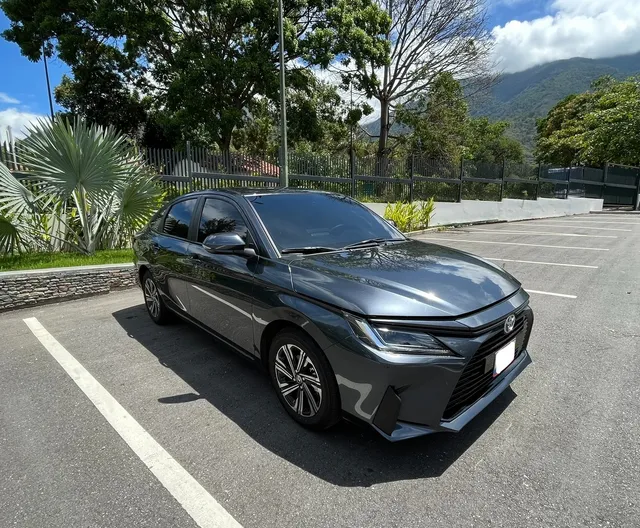 Toyota Yaris Sedán / E Sedan