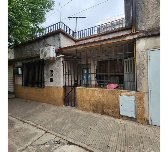 Casa  De Dos Dormitorios Con Cochera