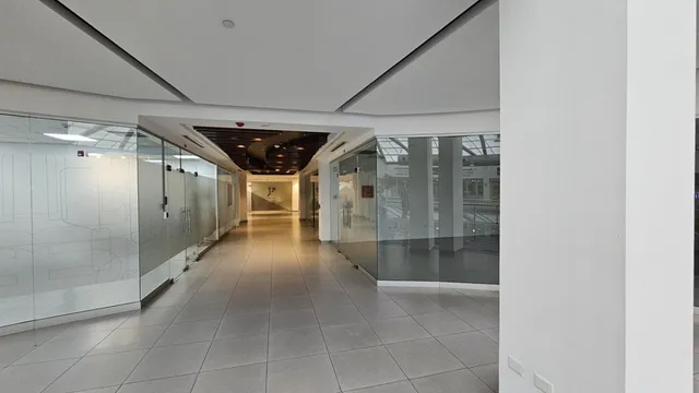 Local En Alquiler En Plaza Comercial En Naco, Santo Domingo, 7 Espacios Para Oficinas, Cocina, Sala, Recepción