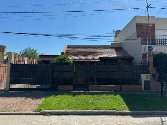 Hermosa Casa En Barrio Sarmiento Sobre Calle Granaderos.