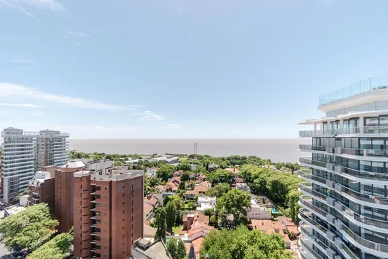 Espectacular Triplex Con Vista Al Rio, Desarrollado En Tres Plantas Con Cochera.