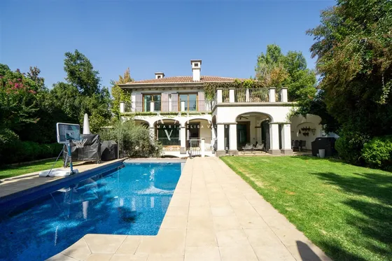 Casa En Venta De 5 Dorm. En Lo Barnechea