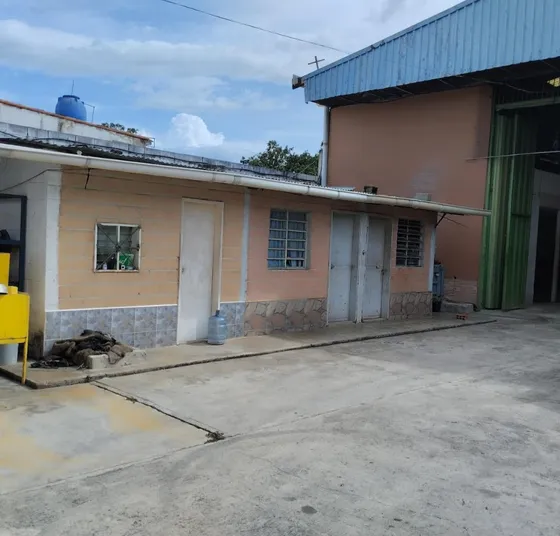Se Ofrece 02 Galpones Pareados En Pleno Centro De Yagua-guac