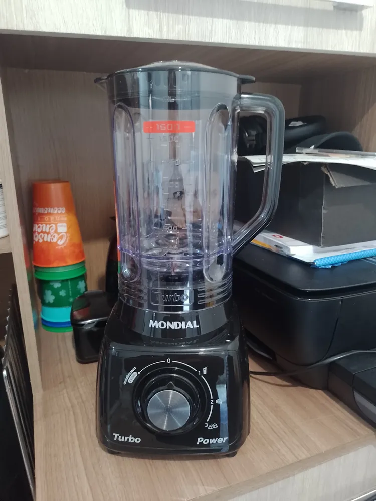 Liquidificador Mondial em uso