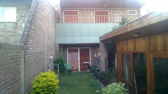 Casa En Venta - 4 Dormitorios 4 Baños - Cocheras - 303mts2 - Lanús