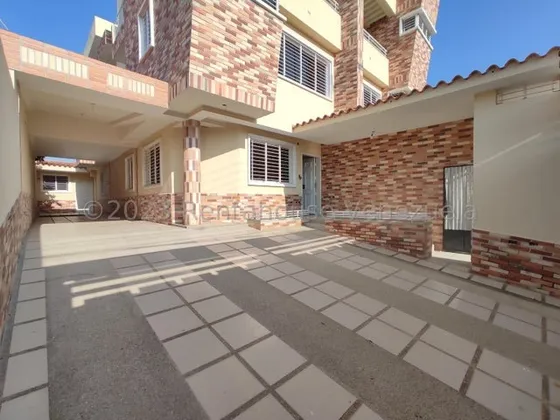 25-14555 Venta Townhouse Urb Andres Bello, Obra Limpia Totalmente Cableado Y Con Financiamiento Hasta 24 Meses Gjg 