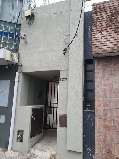 Corrientes 2271 - Departamento De Pasillo Con Patio Interno En Planta Baja 