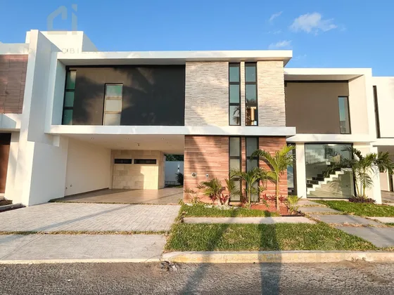 Casa En Venta Con Alberca , Jardín Y Cochera Techada Para 4 Autos En Fraccionamiento Playas Del Conchal, Veracruz