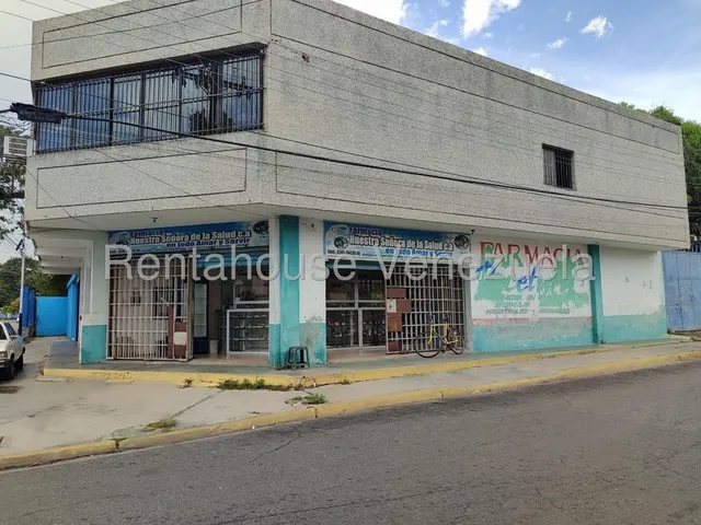 Local Comercial De 167 Mts Ubicado A Pie De Calle En El Corazon Del Centro Comercial De Guacara. Su Locacion En Esquina Es Un Atractivo Para Emprender Su Negocio, Ya Que Dispone De Showroom 