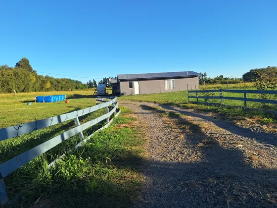 Parcela De 5.000 M2 Con 2 Casas A Orillas De Camino Asfaltad