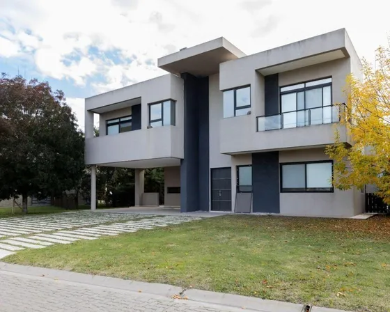 Casa En Alquiler Y Venta  En El Barrio Privado Valdevez