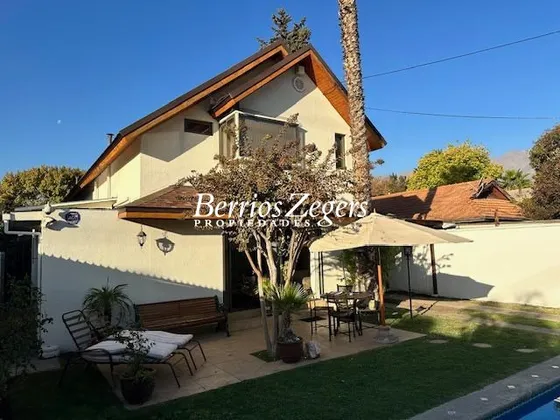 Casa En Venta De 4 Dorm. 3 Baños Más Servicios En Las Condes