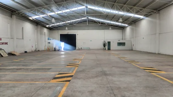 Bodega De 890 M2 Con Andén Y Oficinas 