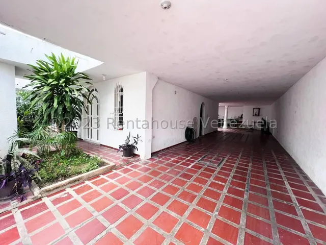 Jip 25-12307. Rent-a-house Vende Hermosa Casa De 234 Mts2, De 3 Hab, 3 Salas De Baños Y 3 P/e. En Urb Guaracarima, La Victoria