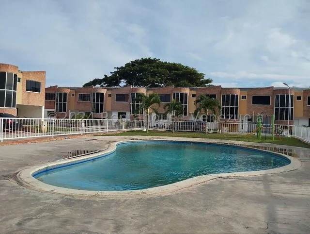 Julio Latouche 25-4828 Townhouse En Alquiler Villa Belmonti San Diego, Completamente Equipado Y Amoblado, Planta Eléctrica Y Pozo.