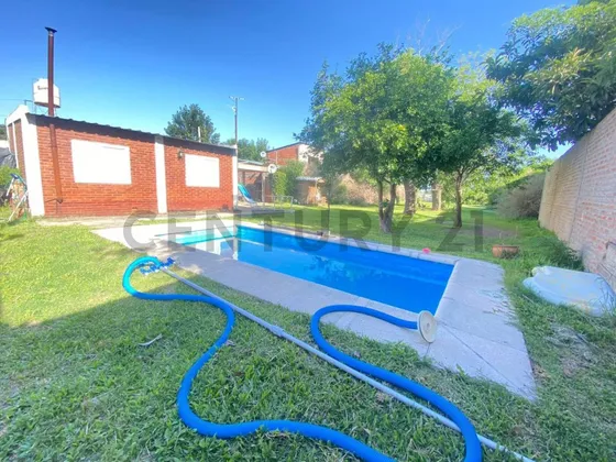 Venta - Casa Con Pileta - 4 Ambientes -2 Dormitorios - Godoy