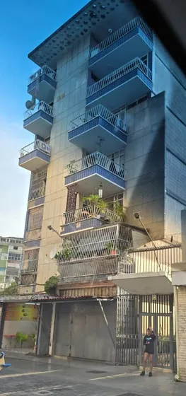 Edificio Residencial De 7 Pisos, Con 2 Locales Comerciales En Planta Baja