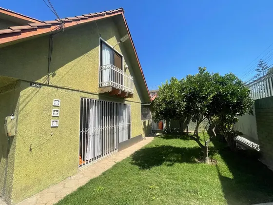Amplia Casa En Pasaje Cerrado 166/233m2, Cerca Del Centro