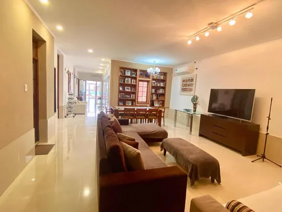 Casa En Venta - 3 Dormitorios 3 Baños - Cochera - 660mts2 - Navarro
