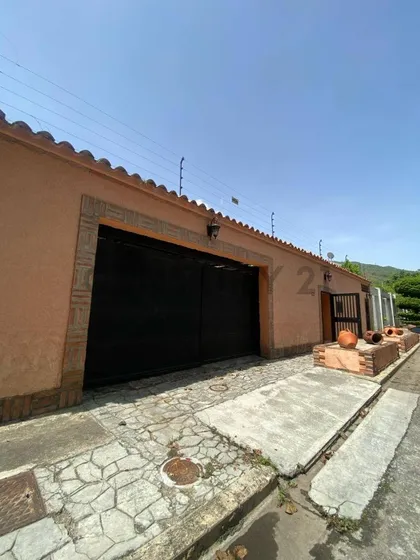 Casa En Alquiler Montalban Urb Cerrada 5ha/4ba/4pe 373mts2
