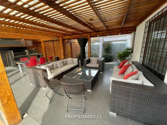Casa En Venta De 4 Dorm. En La Reina Todo Agrado Oportunidad