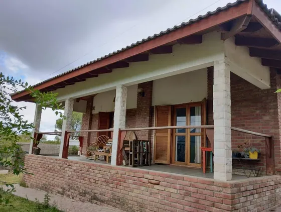 Excelente Casa De 3 Habitaciones En Venta - Cosquin