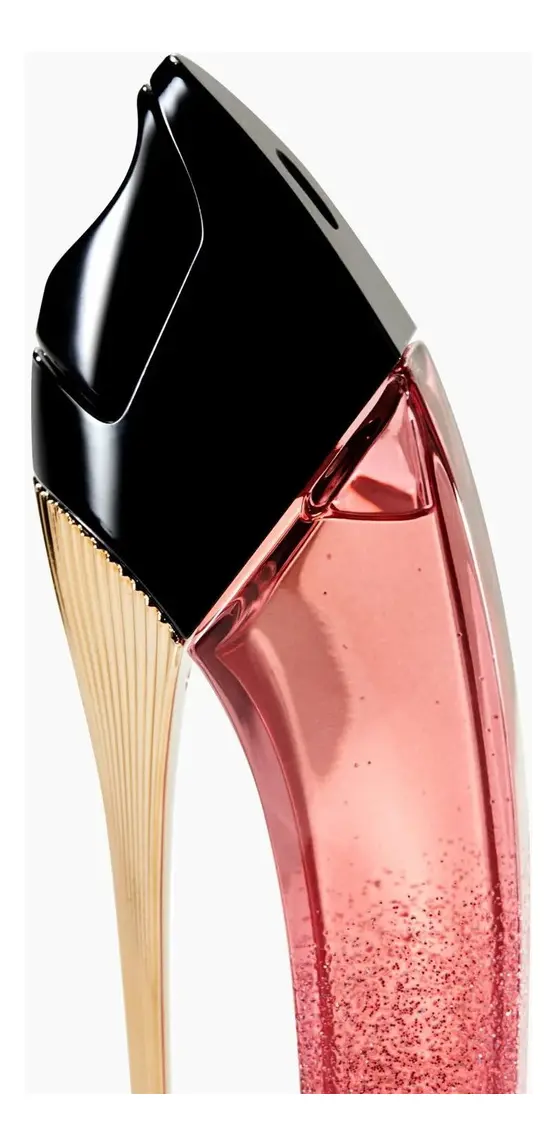 Close no design do salto agulha dourado e na base com glitter vermelho do frasco de perfume