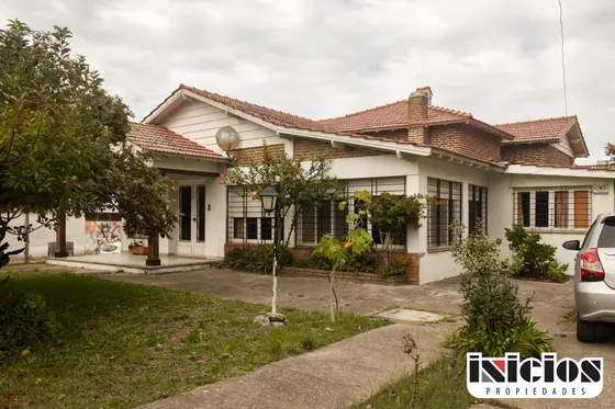 Casa Sola En Lote: Yrigoyen Esquina Blanco Encalada - Mar De Ajó - C820