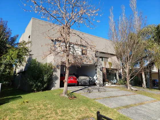 Casa En Venta ::  Altos Del Sol :: 5 Ambientes 