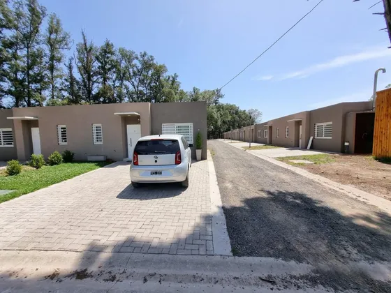 Casa De 2 Ambientes Con Cochera En Venta En Complejo Arturo Illia - Grand Bourg