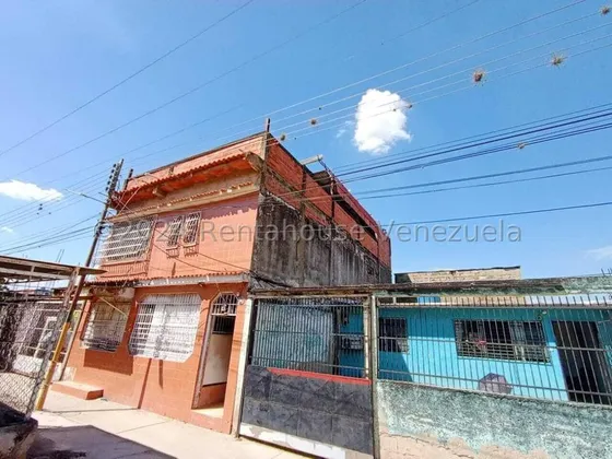 Amplia E Iluminada Casa De Tres Niveles Que Cuenta Con 7 Habitaciones 3 Baños, Con Gran Potencial Para Re Modelar A Su Gusto . Ademas Cuenta Con Local Comercial Casi Listo