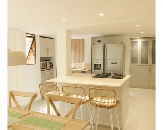 Vendo Amplio Apartamento Remodelado En El Poblado, Sector La Concha.