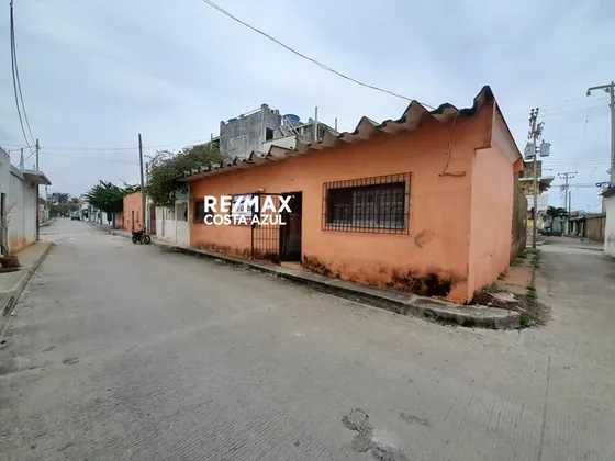 En Venta Casa Para Remodelar Con Excelente Ubicación A Escasos 100 Metros Del Malecon En Chichiriviche Estado Falcon.