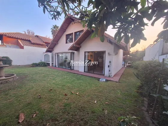 Casa En Arriendo De 3 Dorm. 2 Baños, Servicios En Las Condes
