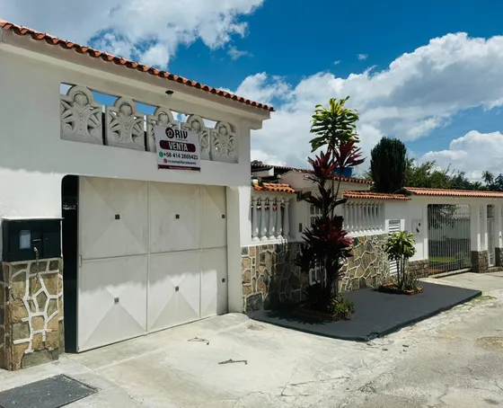 En Venta  Comoda Y Hermosa  Casa En  Urb Rosaleda Norte, San Antonio De Los Altos, Municipio Los Salias, Edo Miranda, Km 14 De La Carretera Panamericana Frente Al Cc Club De Campo Y Cc La Casona. Riv