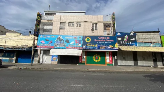 Sara Pastran Vende Edificio Comercial En El Centro Oeste De Barquisimeto Con Locales Y Vivienda Código #25-2115 Sps