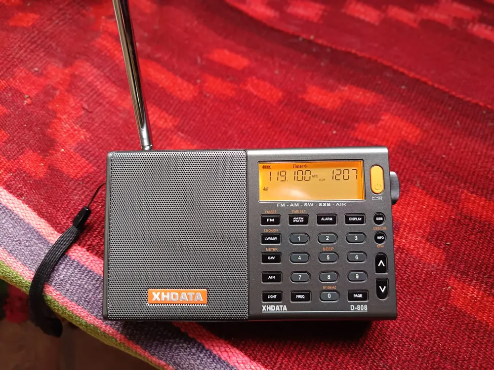 Rádio Digital Portátil Xhdata D-808 FM AM SW LW USB Entrada